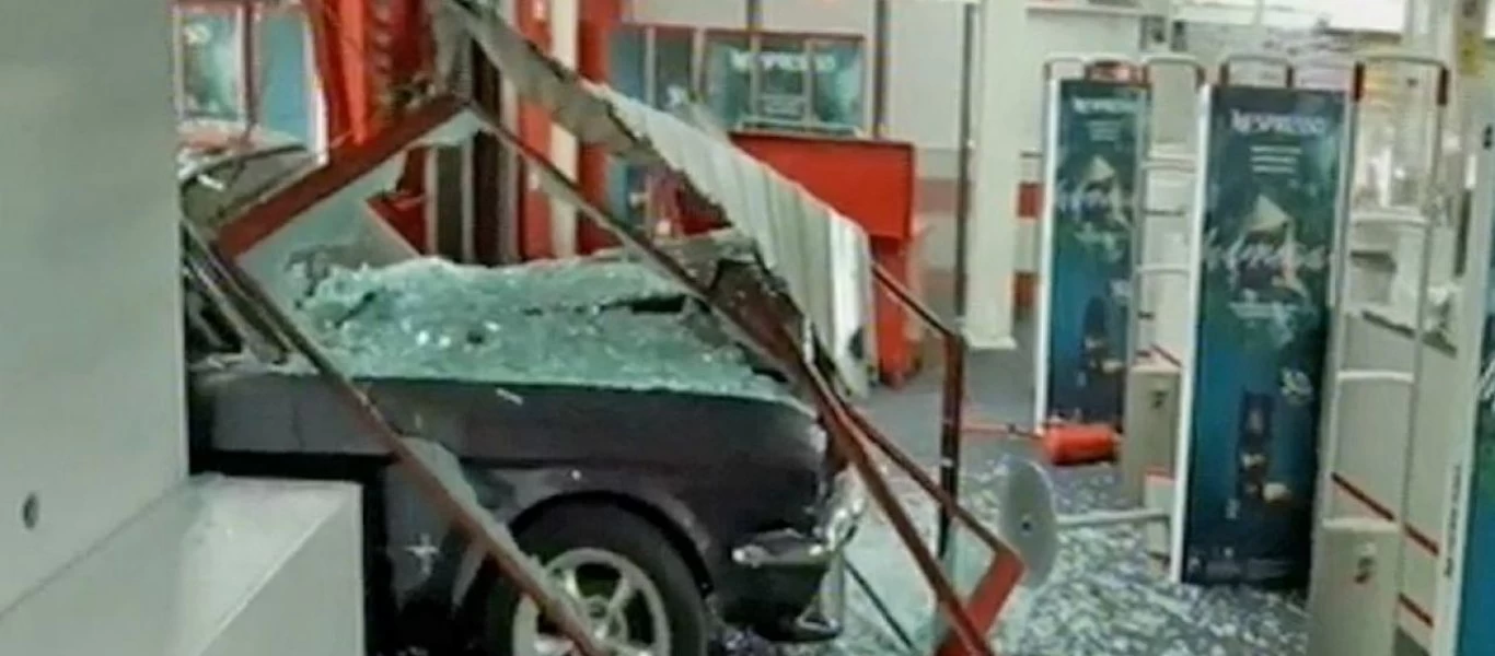 Εξαρθρώθηκε ακόμη μία σπείρα που εισέβαλε με αυτοκίνητα σε καταστήματα